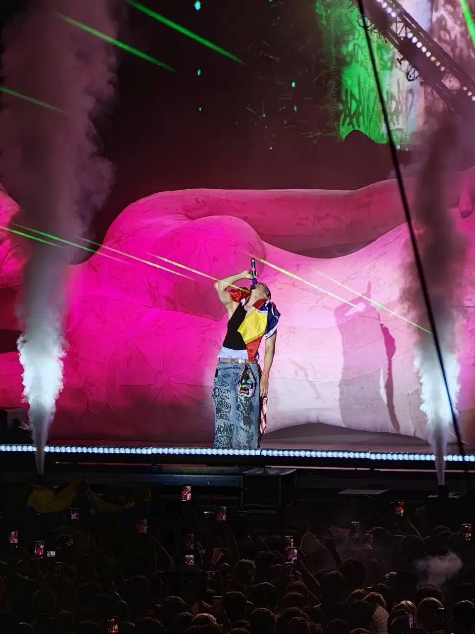 Cantante interpreta el cierre de Latin Fest entre humo, láseres y una gran escenografía rosa