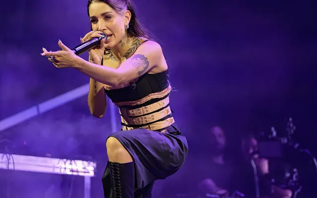 Una artista de Reve Fest canta sobre el escenario de Roig Arena bajo luces violetas